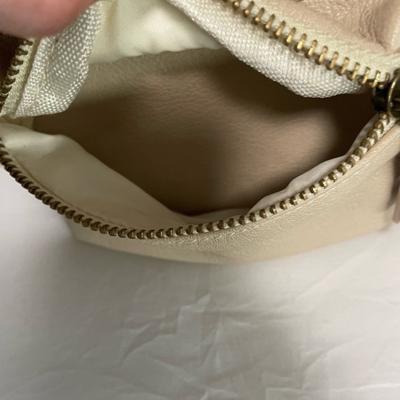 American Eagle faux leather cream crossbody/ belt bag. - Picture 8 of 12